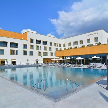 Mk Hotel Tirana Rinas ภายนอก รูปภาพ The hotel's swimming pool