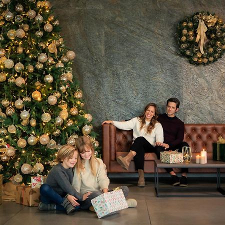 Mk Hotel Tirana Rinas ภายนอก รูปภาพ The 2019 Christmas tree at the Four Seasons Hotel