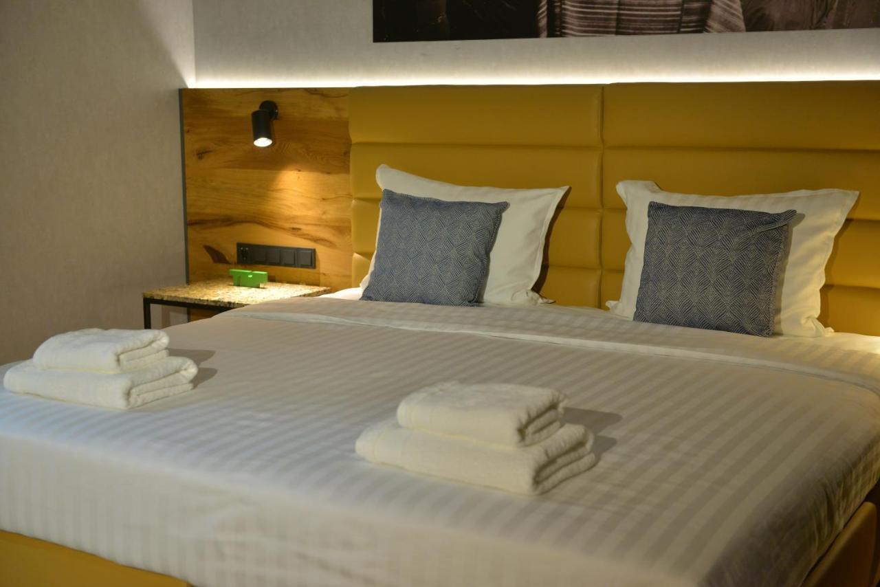 Mk Hotel Tirana Rinas ภายนอก รูปภาพ A bed with a headboard