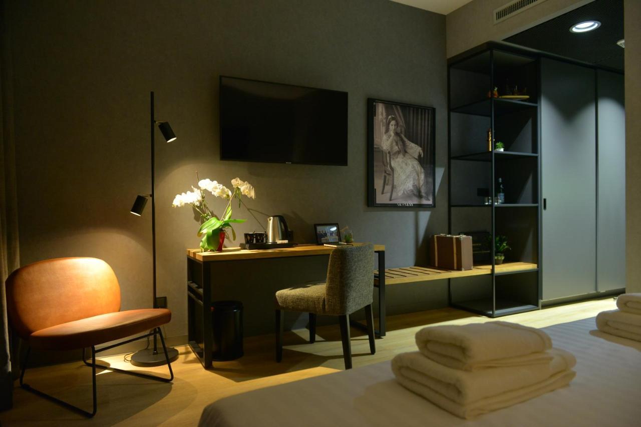 Mk Hotel Tirana Rinas ภายนอก รูปภาพ A room at the hotel