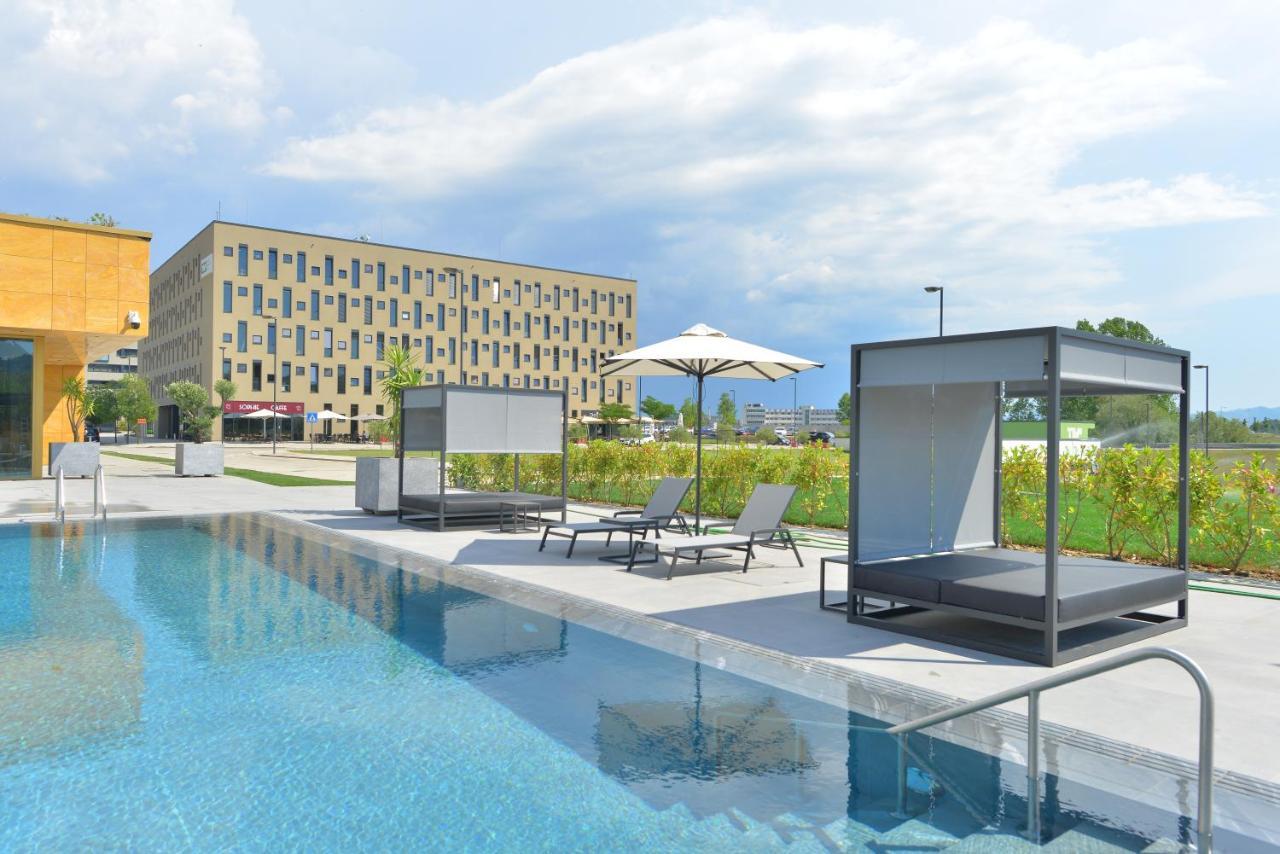 Mk Hotel Tirana Rinas ภายนอก รูปภาพ The swimming pool at the hotel