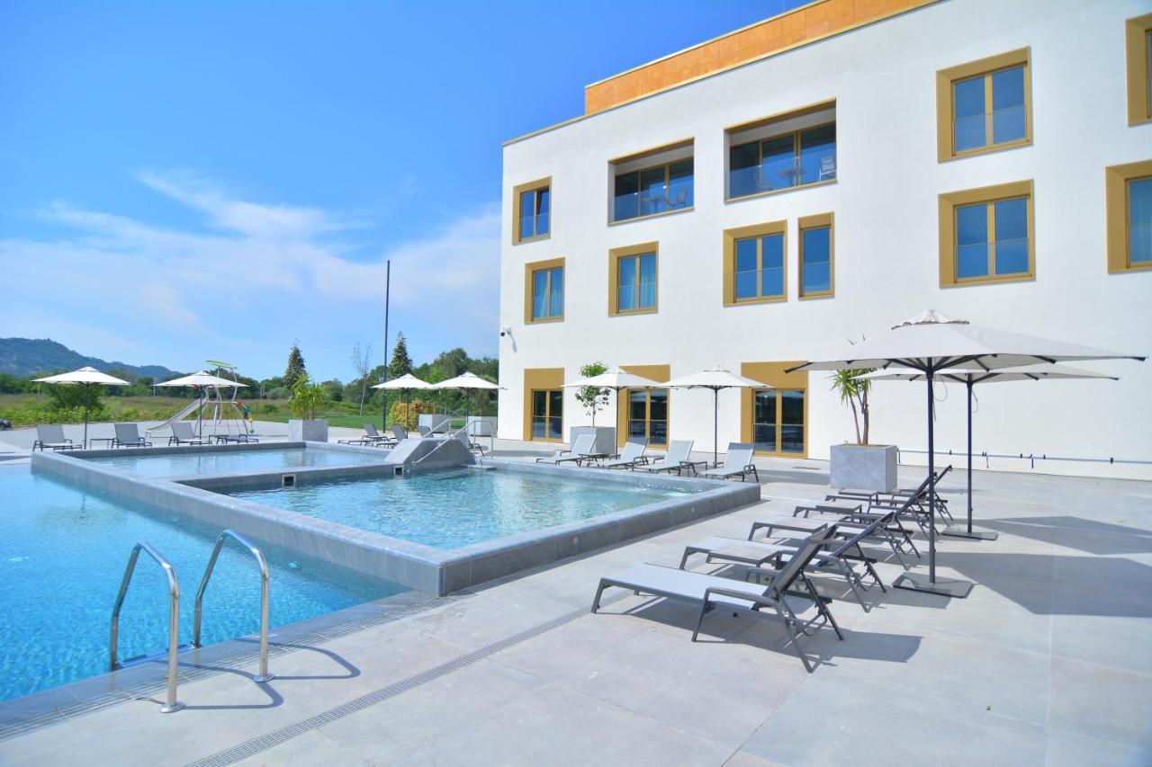 Mk Hotel Tirana Rinas ภายนอก รูปภาพ The outdoor pool