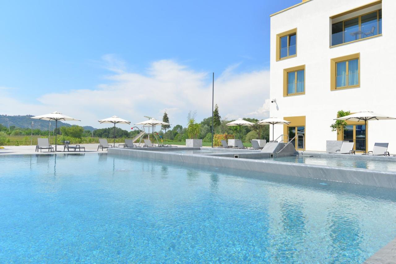 Mk Hotel Tirana Rinas ภายนอก รูปภาพ The outdoor pool at the Hotel