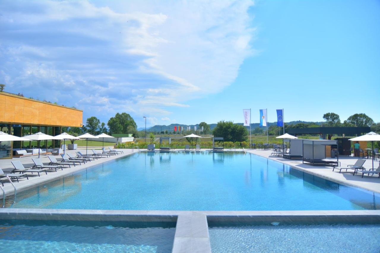 Mk Hotel Tirana Rinas ภายนอก รูปภาพ The swimming pool at the complex