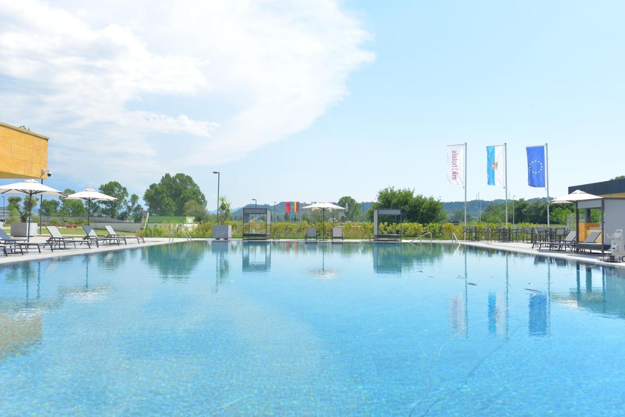 Mk Hotel Tirana Rinas ภายนอก รูปภาพ The swimming pool at the resort