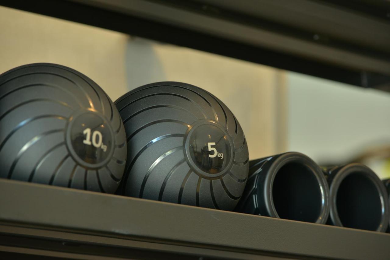 Mk Hotel Tirana Rinas ภายนอก รูปภาพ A set of kettlebells