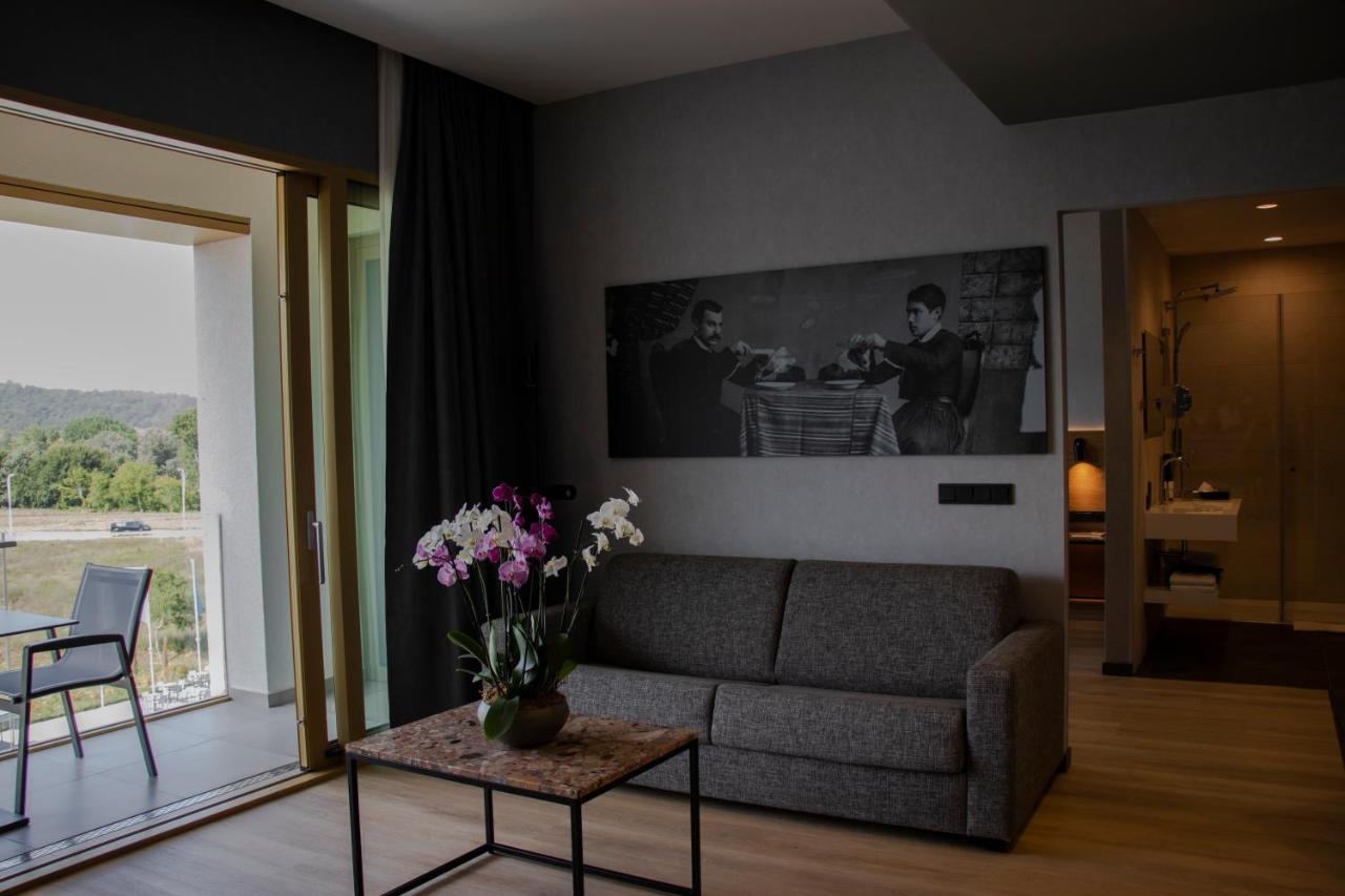Mk Hotel Tirana Rinas ภายนอก รูปภาพ A room at the Hotel