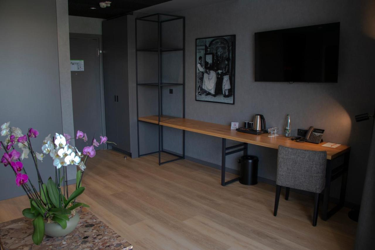 Mk Hotel Tirana Rinas ภายนอก รูปภาพ A room at the hotel