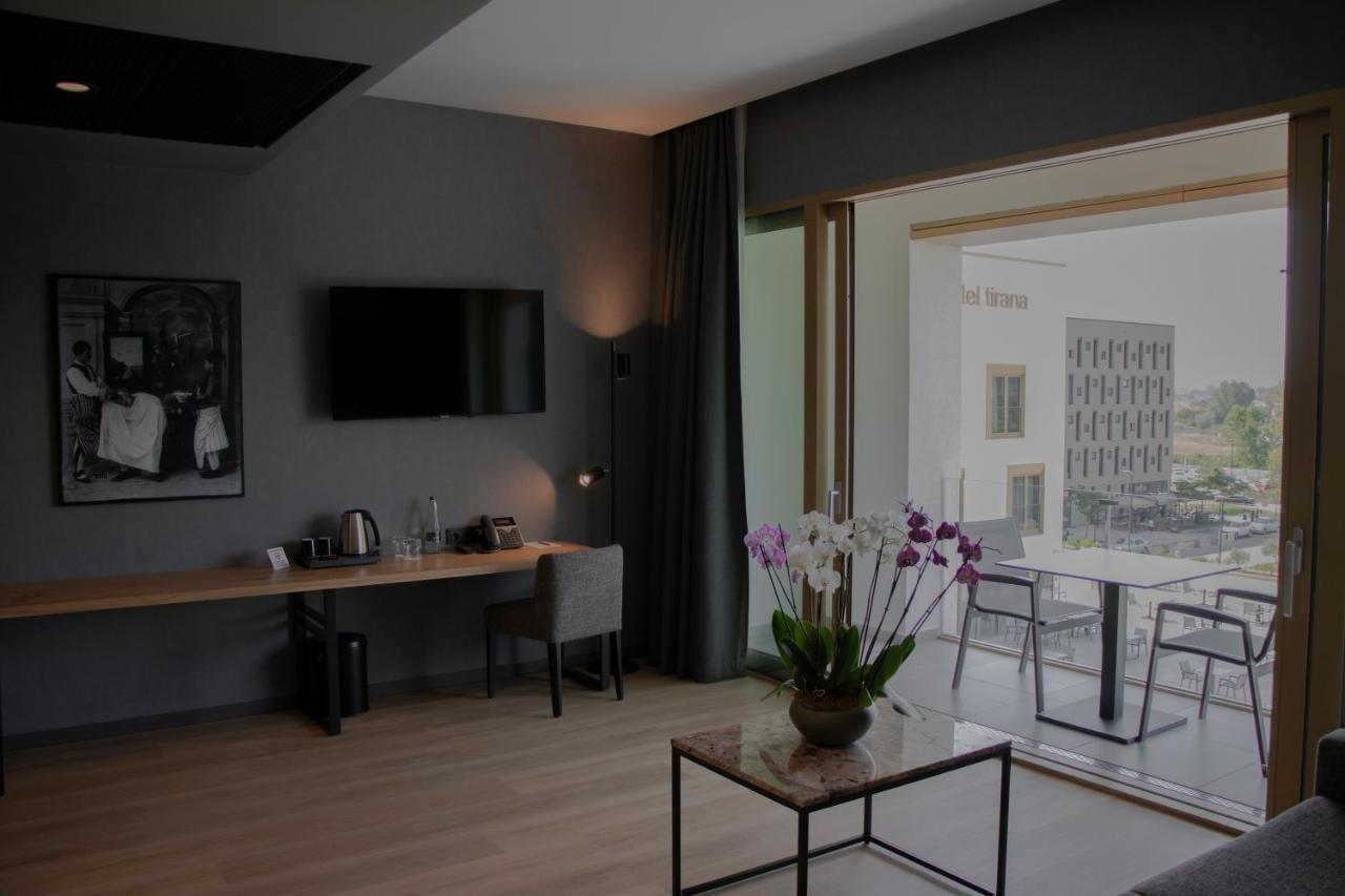 Mk Hotel Tirana Rinas ภายนอก รูปภาพ A room at the hotel