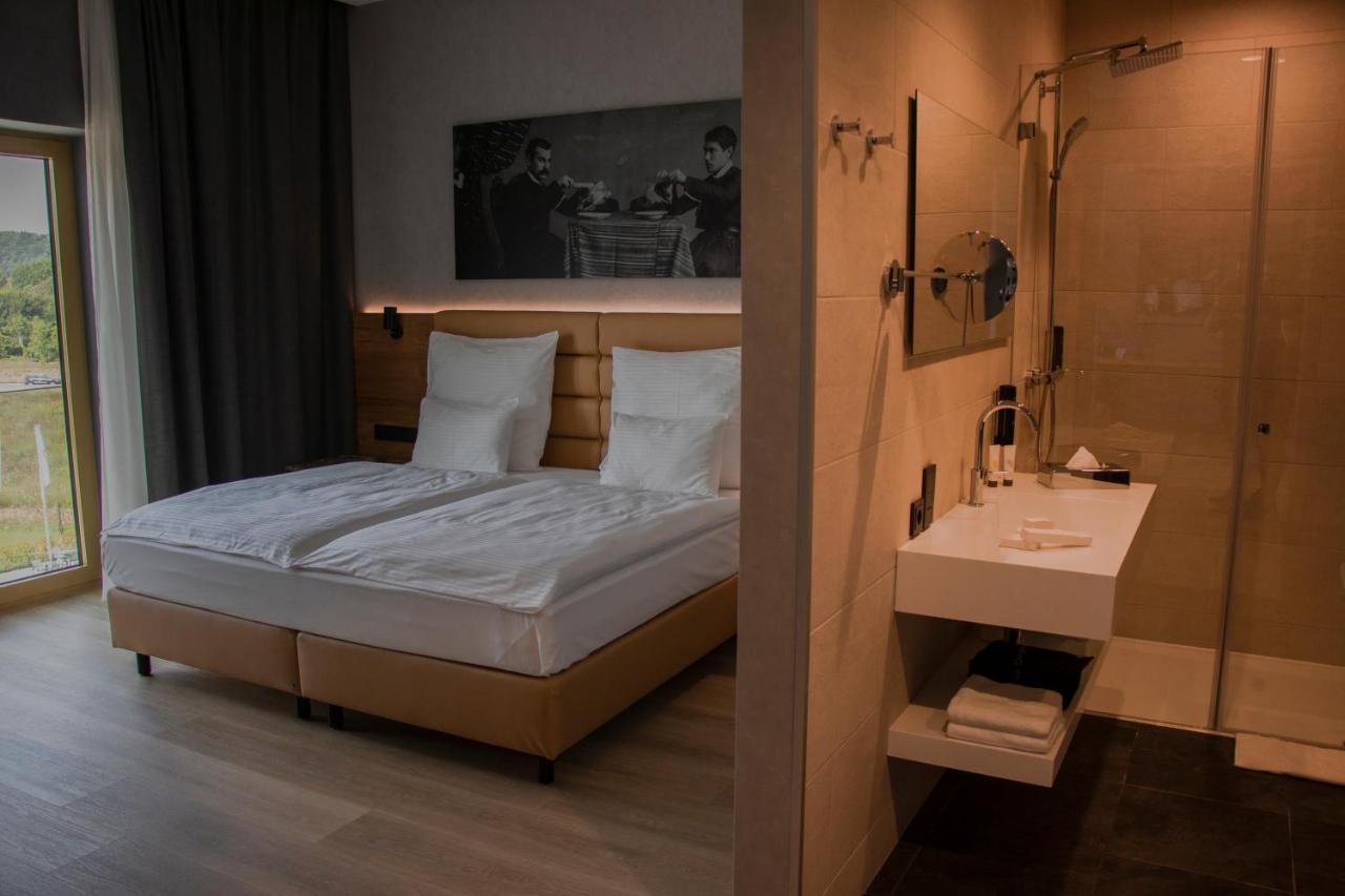 Mk Hotel Tirana Rinas ภายนอก รูปภาพ A room at the hotel