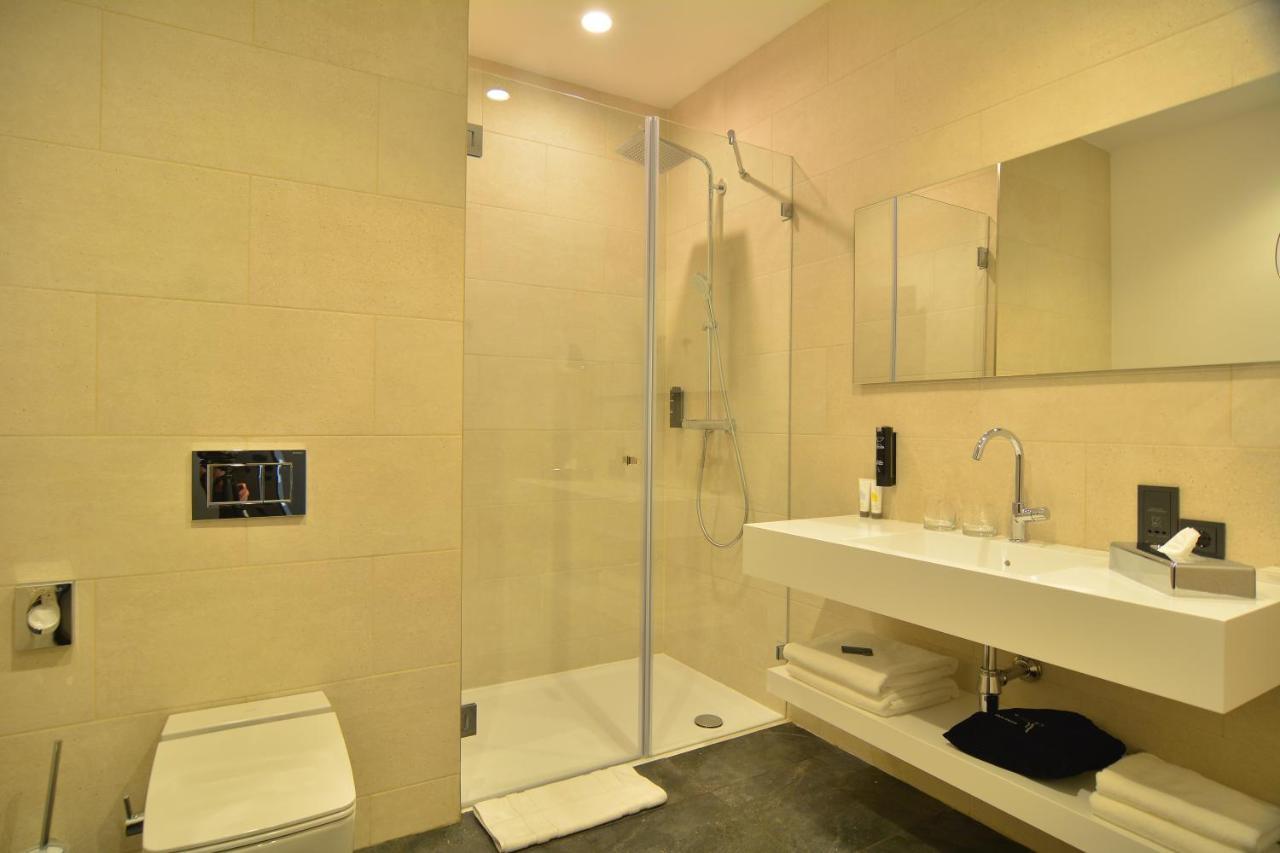 Mk Hotel Tirana Rinas ภายนอก รูปภาพ A shower enclosure