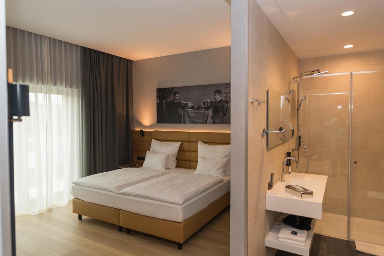 Mk Hotel Tirana Rinas ภายนอก รูปภาพ A room at the hotel