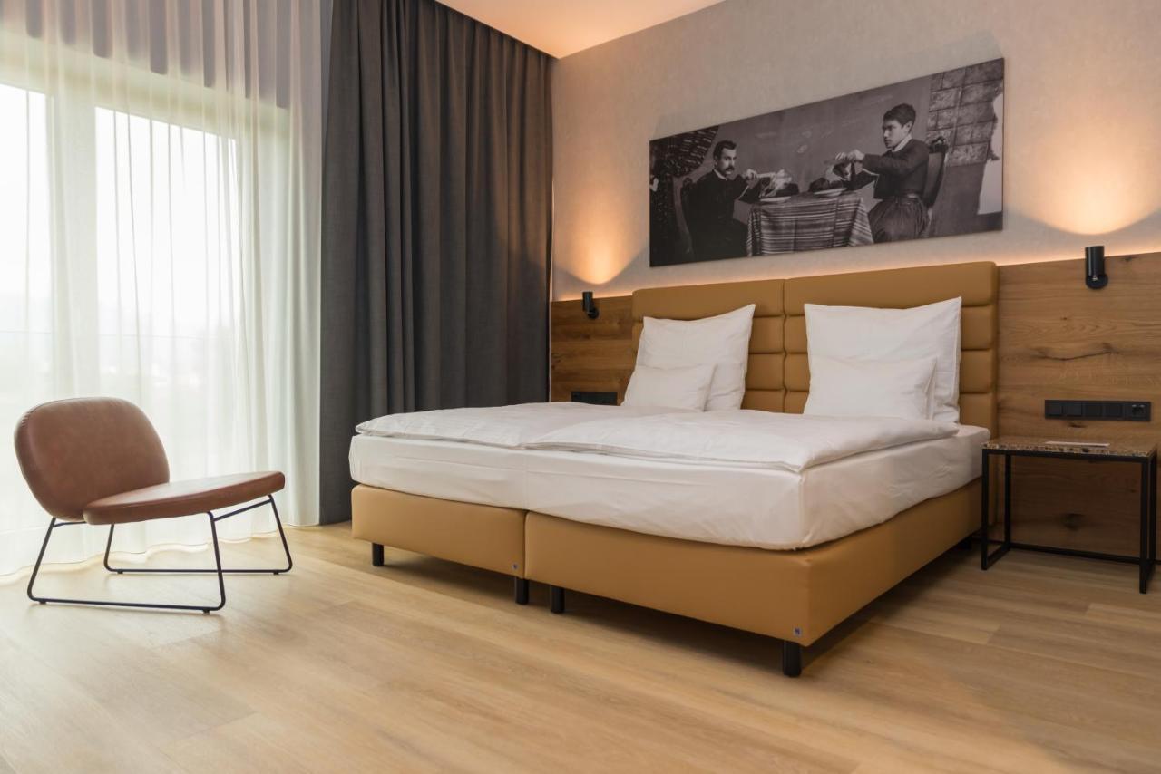 Mk Hotel Tirana Rinas ภายนอก รูปภาพ A room at the hotel