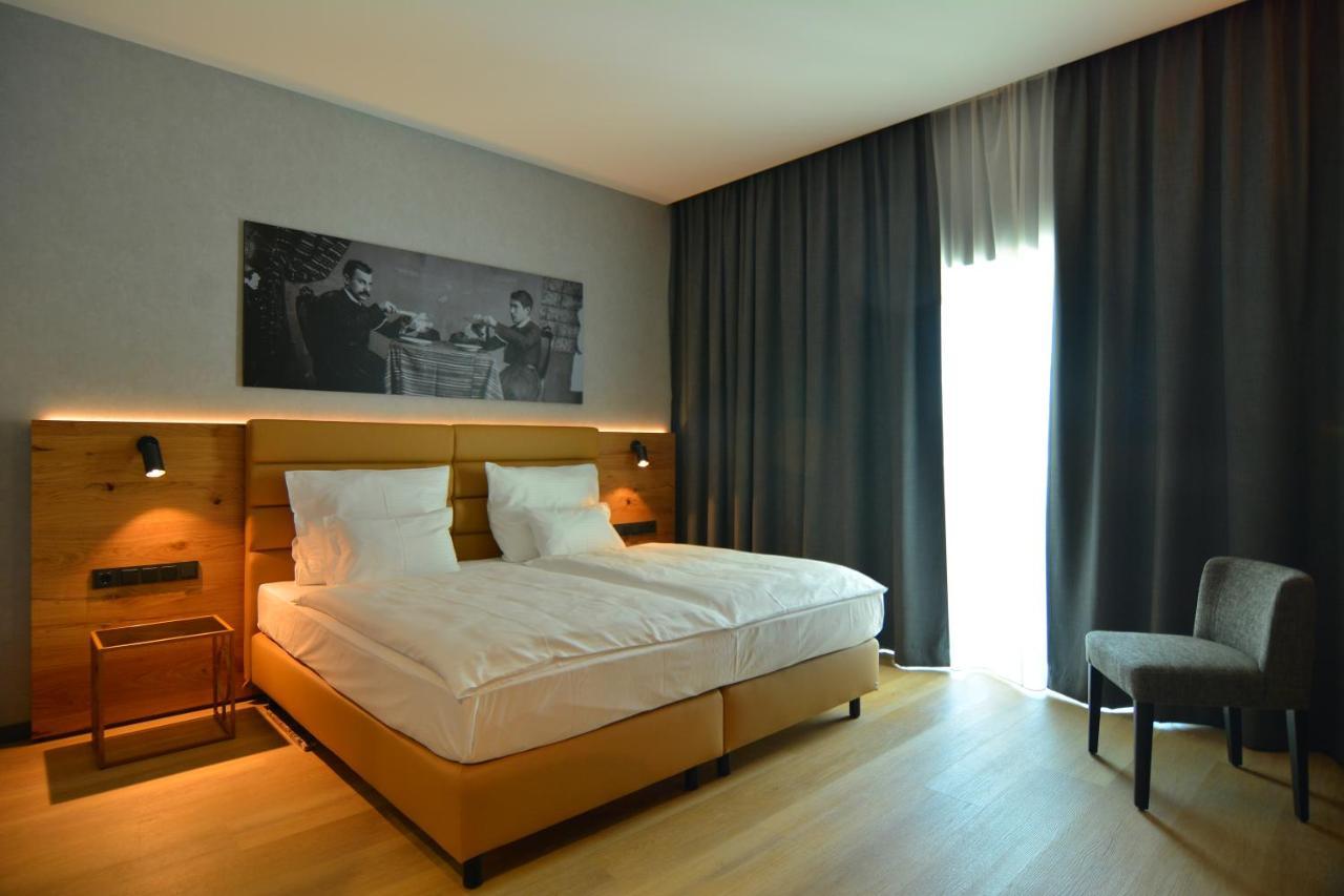 Mk Hotel Tirana Rinas ภายนอก รูปภาพ A room at the Hotel de la Poste