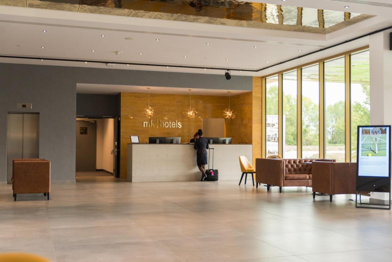 Mk Hotel Tirana Rinas ภายนอก รูปภาพ Lobby of M Hotel