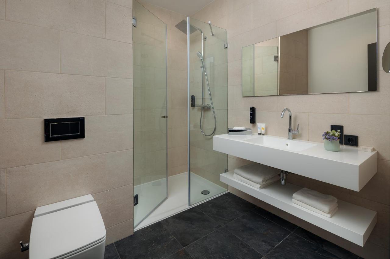 Mk Hotel Tirana Rinas ภายนอก รูปภาพ A modern bathroom