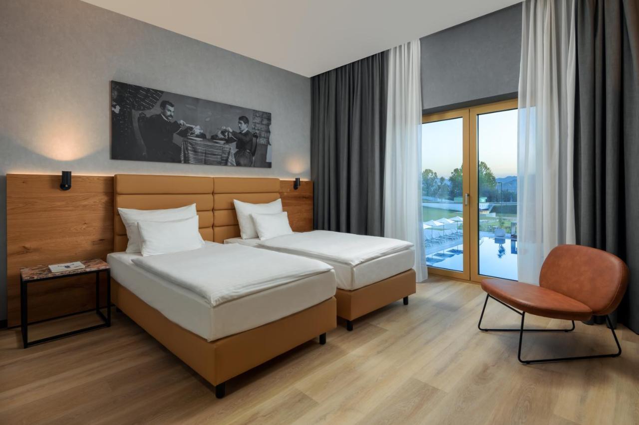 Mk Hotel Tirana Rinas ภายนอก รูปภาพ A room at the hotel