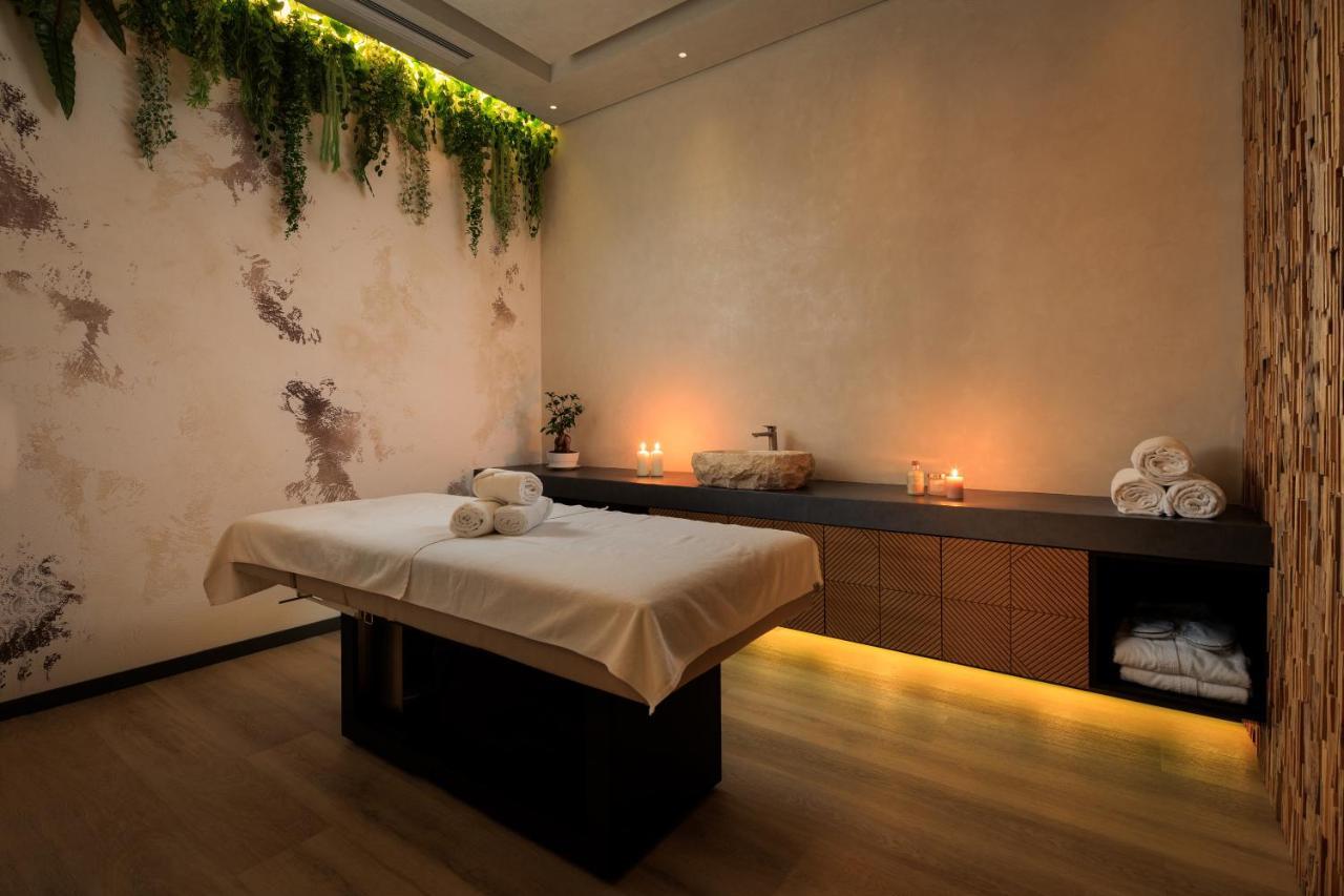 Mk Hotel Tirana Rinas ภายนอก รูปภาพ A massage table