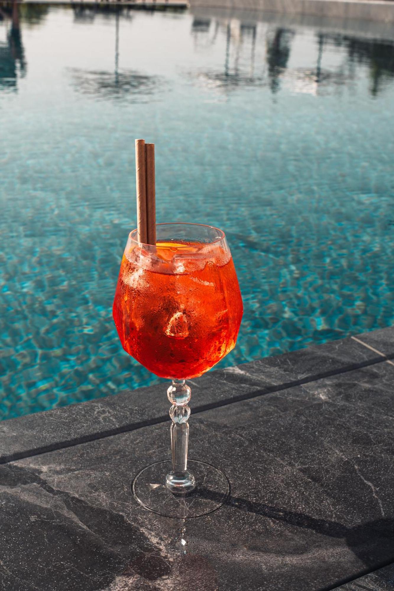 Mk Hotel Tirana Rinas ภายนอก รูปภาพ A glass of Aperol Spritz